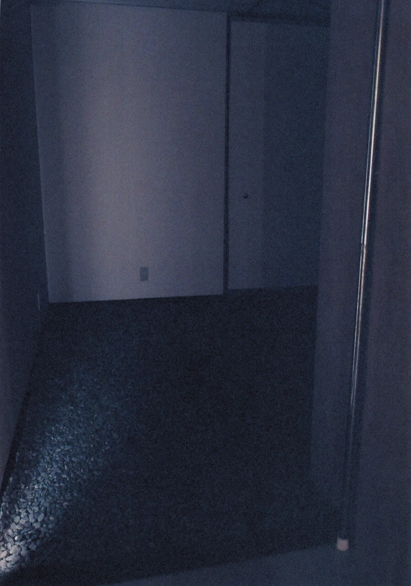 Transition from the corridor into the gravel-floored zone