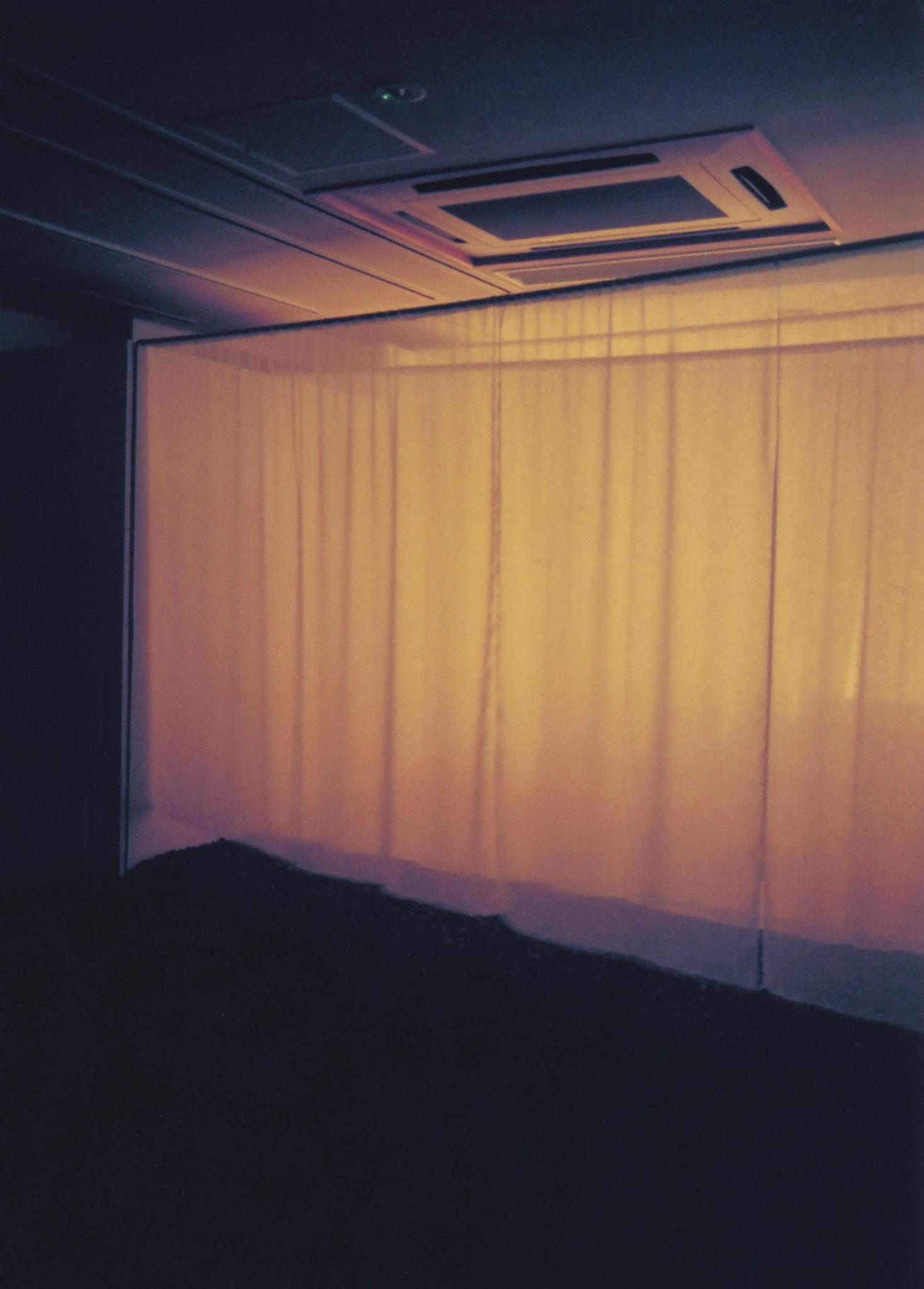 Luminous curtain and inner chamber of the installation