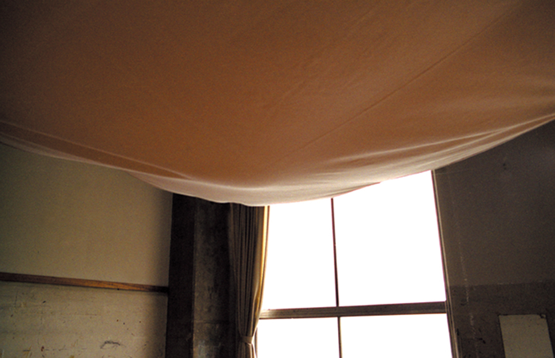 Acetic acid solution gathering on the lower surface of suspended cotton cloth