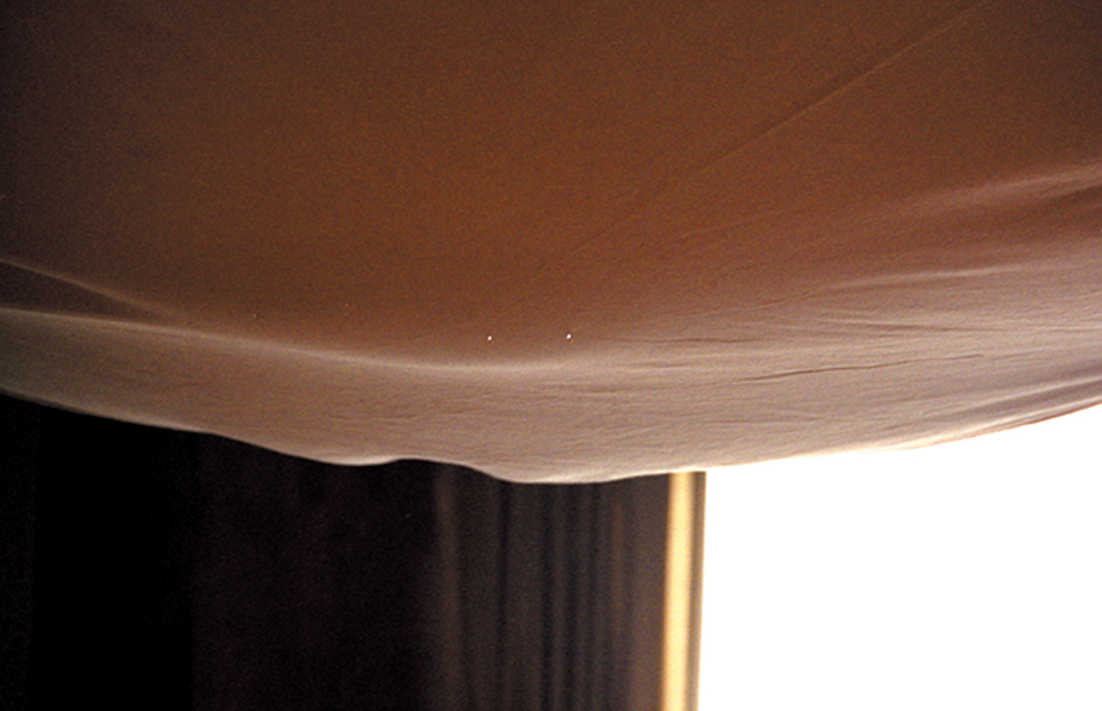Droplets forming on the suspended cotton cloth